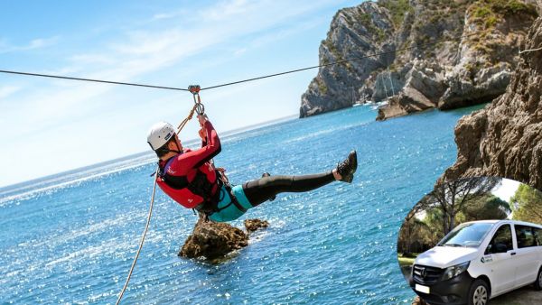 Aventura em Coasteering na Arrábida com transfer